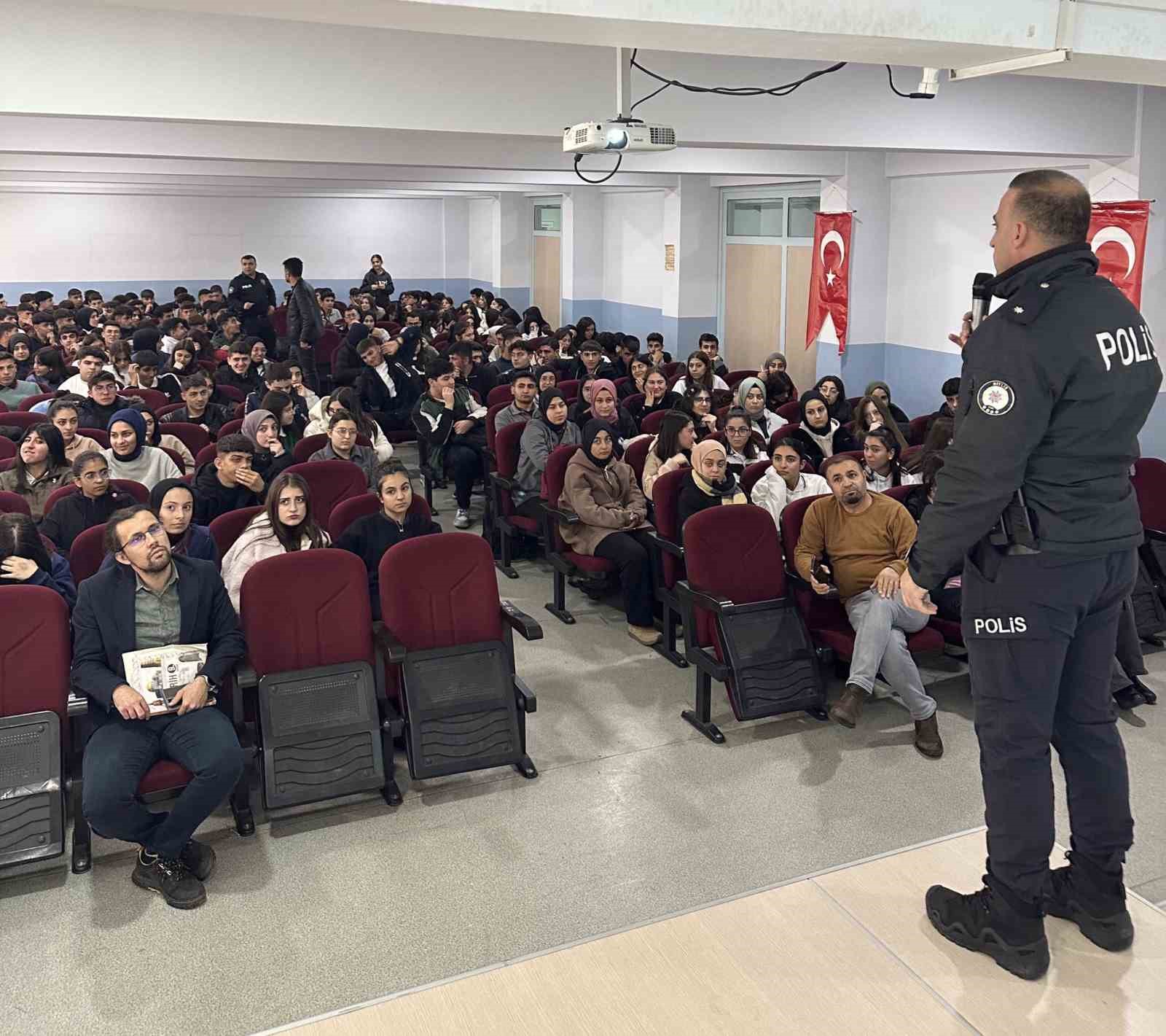 Tatvan polisinden bilgilendirme &ccedil;alışması
