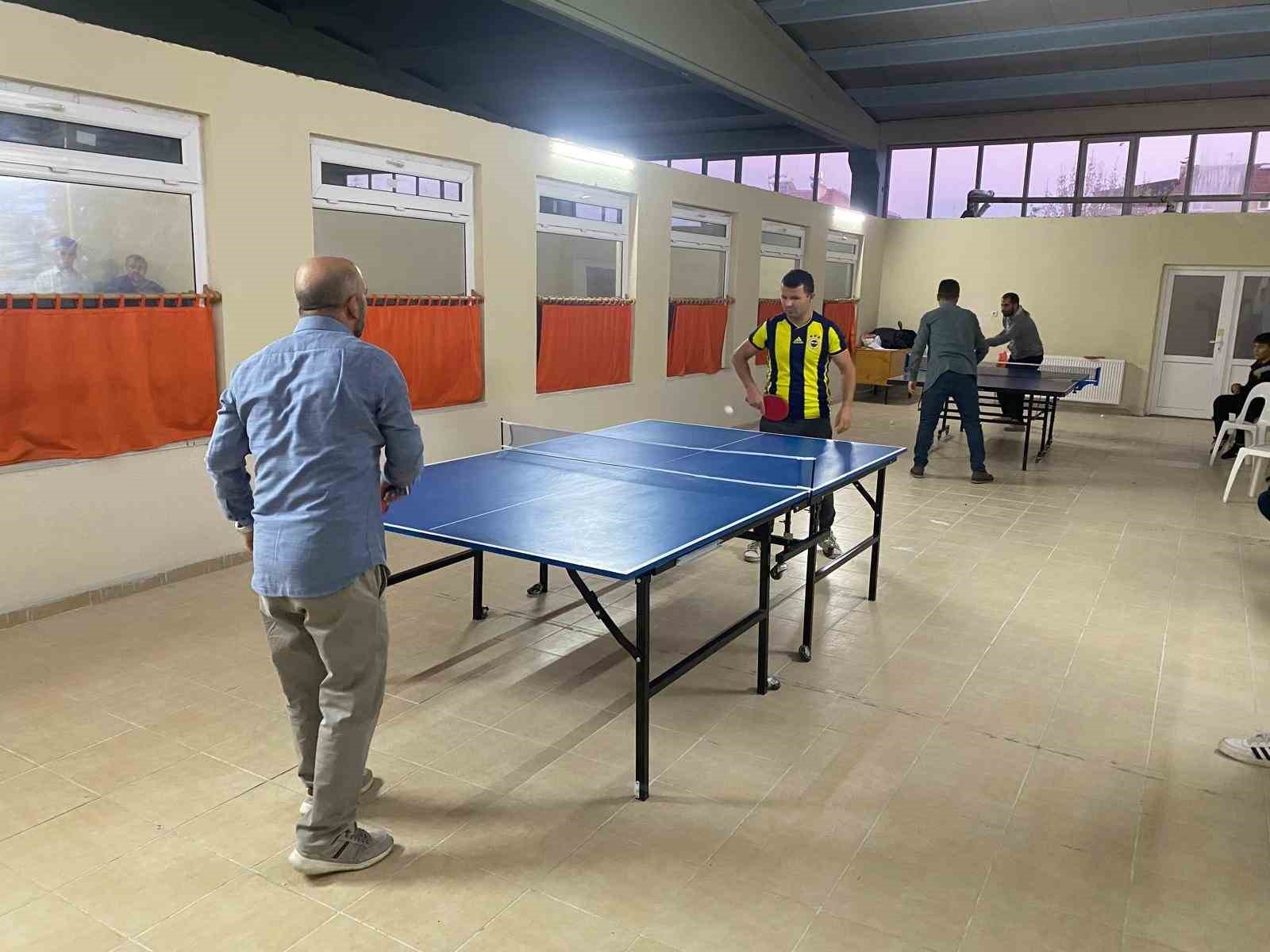 Hisarcık&rsquo;ta &ouml;ğretmenler arası masa tenisi turnuvası sona erdi
