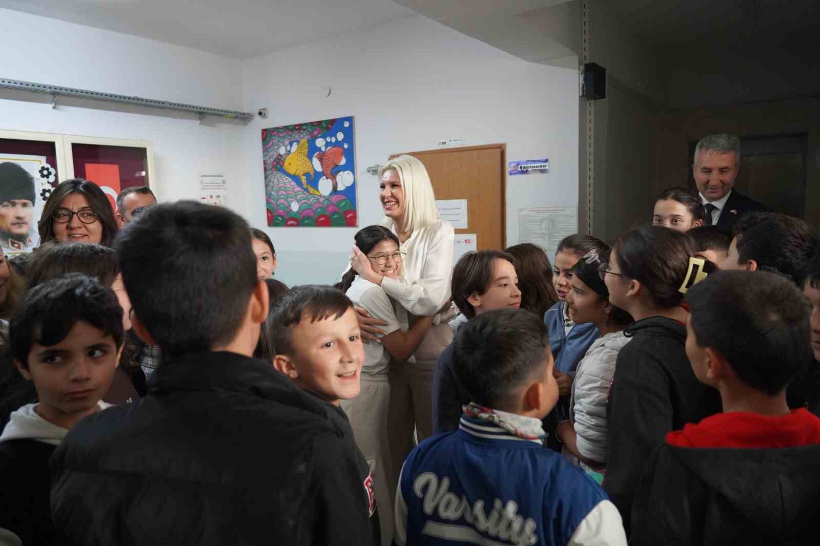 Başkan Subaşı &ouml;ğretmenleri ziyaret ederek hediyelerini verdi
