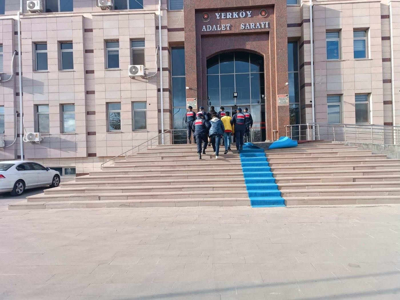 Jandarmanın dur ihtarına uymayan 3 kişi ceza evi firarisi &ccedil;ıktı
