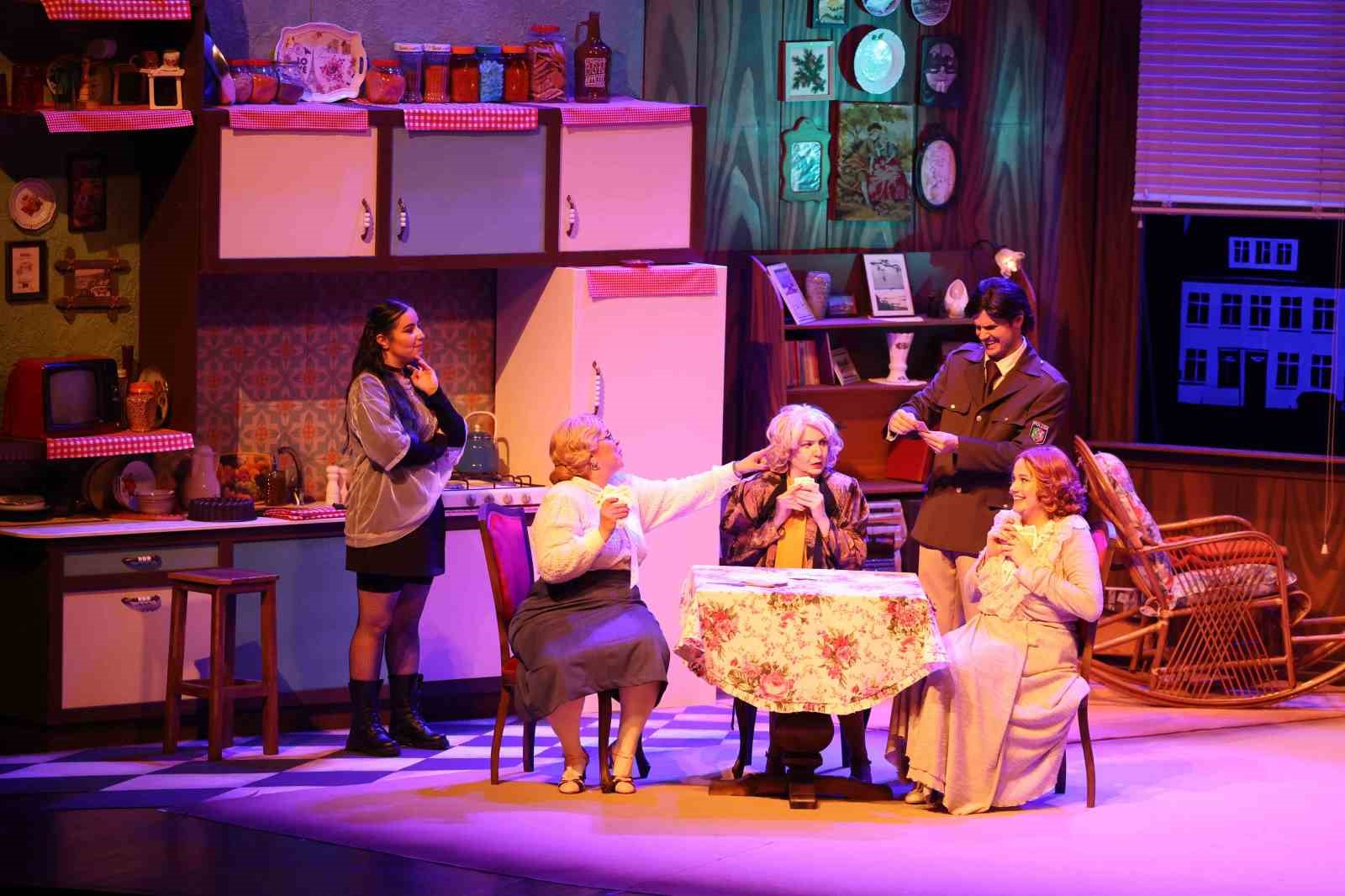 Şehir Tiyatroları, &Uuml;&ccedil; Jokerli Konken&rsquo;in pr&ouml;miyerini yaptı
