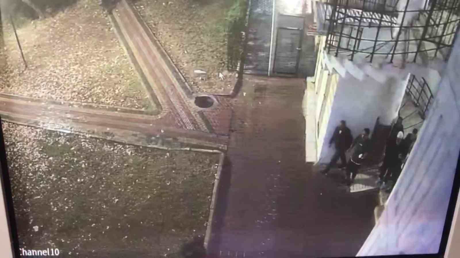 Elinde bı&ccedil;akla camiye giren şahsın m&uuml;ezzini fır&ccedil;a ile kovalayıp, kapı camını kırdığı anlar kamerada
