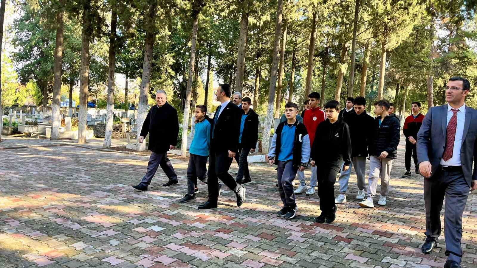 Şehit &Ouml;ğretmen Mustafa Karınca kabri başında dualarla anıldı
