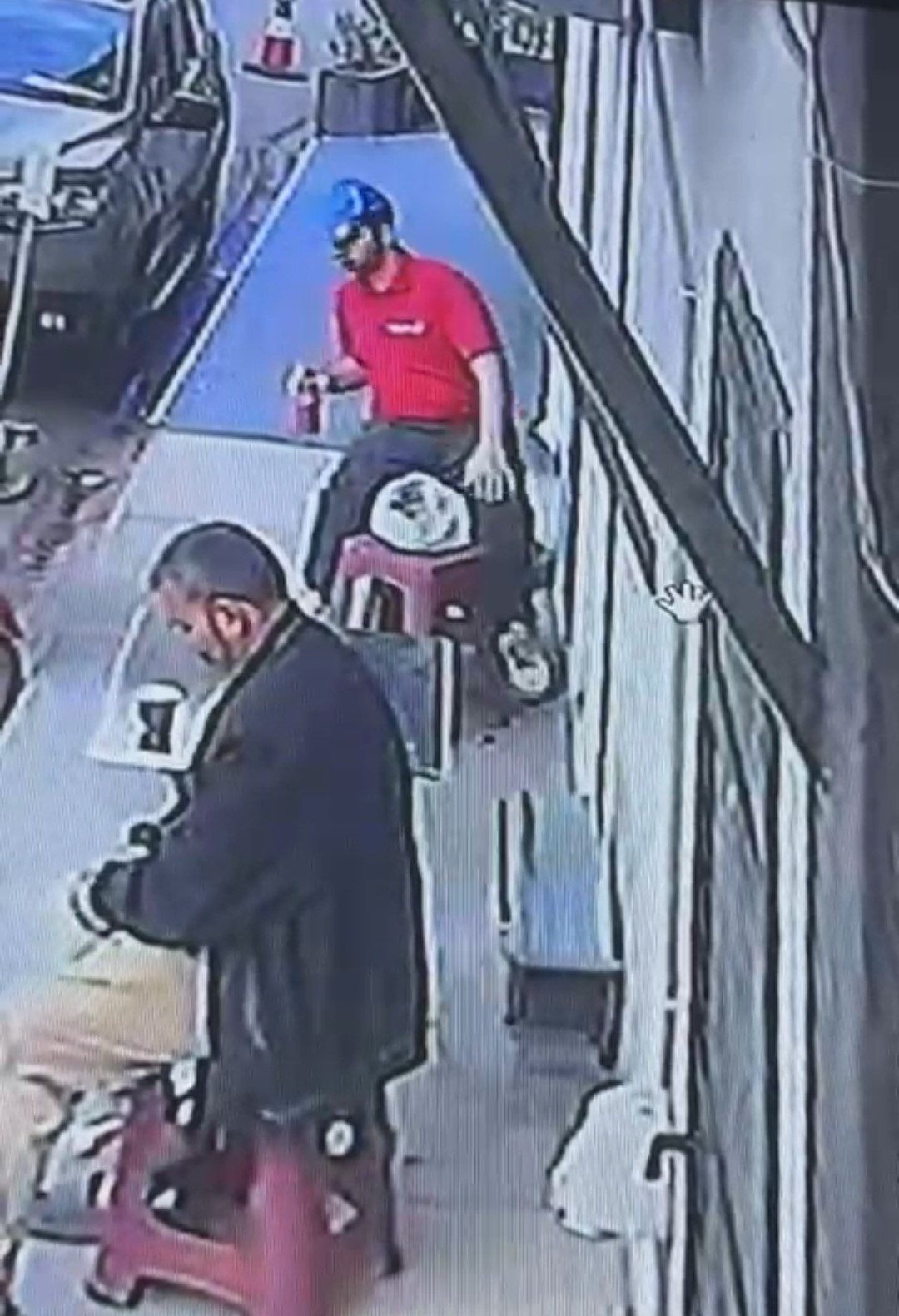 Kedi iş&ccedil;inin d&ouml;nerini &ccedil;aldı
