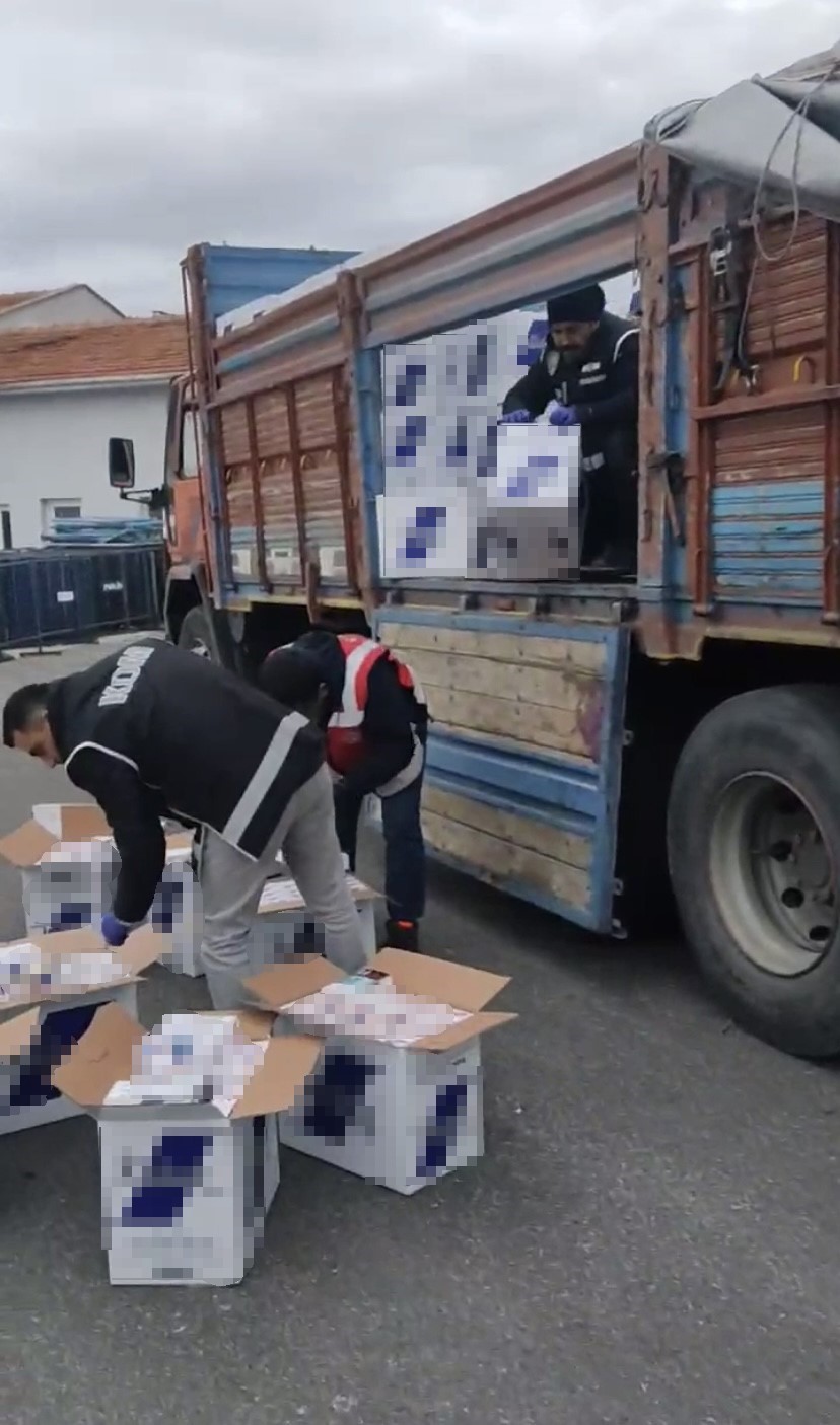 &Ccedil;anakkale&rsquo;de kamyon kasasında 2 milyon makaron ele ge&ccedil;ildi
