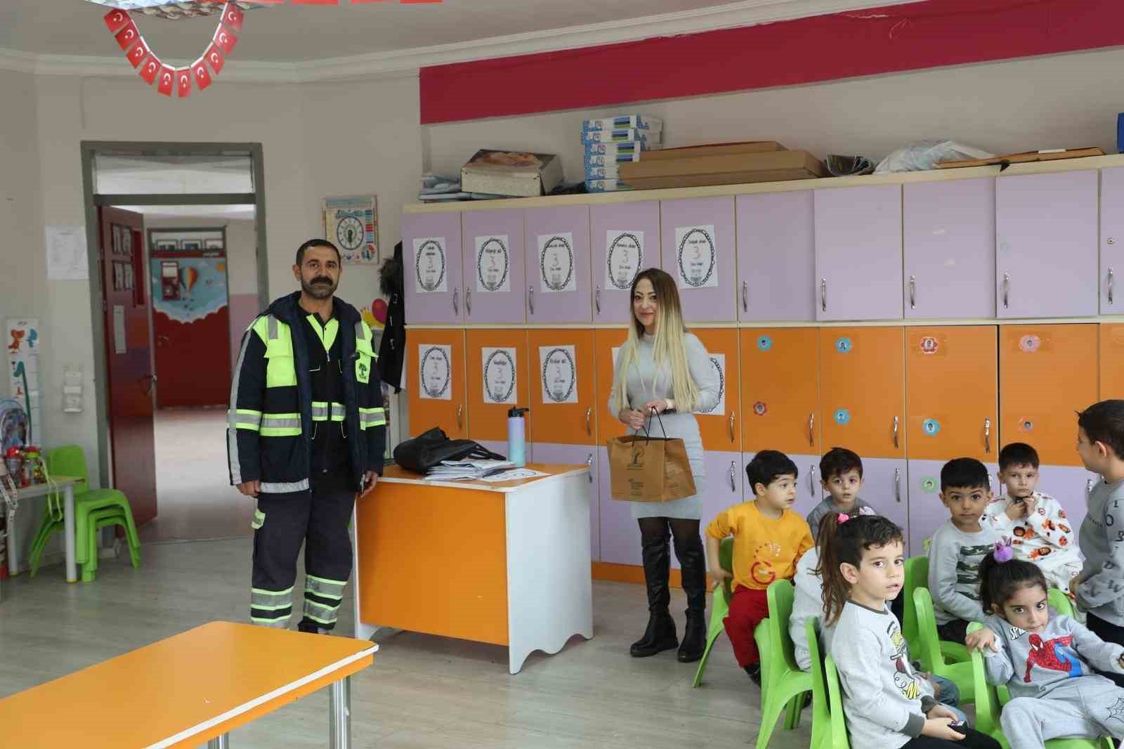 Yılmaz, &ouml;ğretmenler g&uuml;n&uuml;n&uuml; &ccedil;i&ccedil;eklerle kutladı
