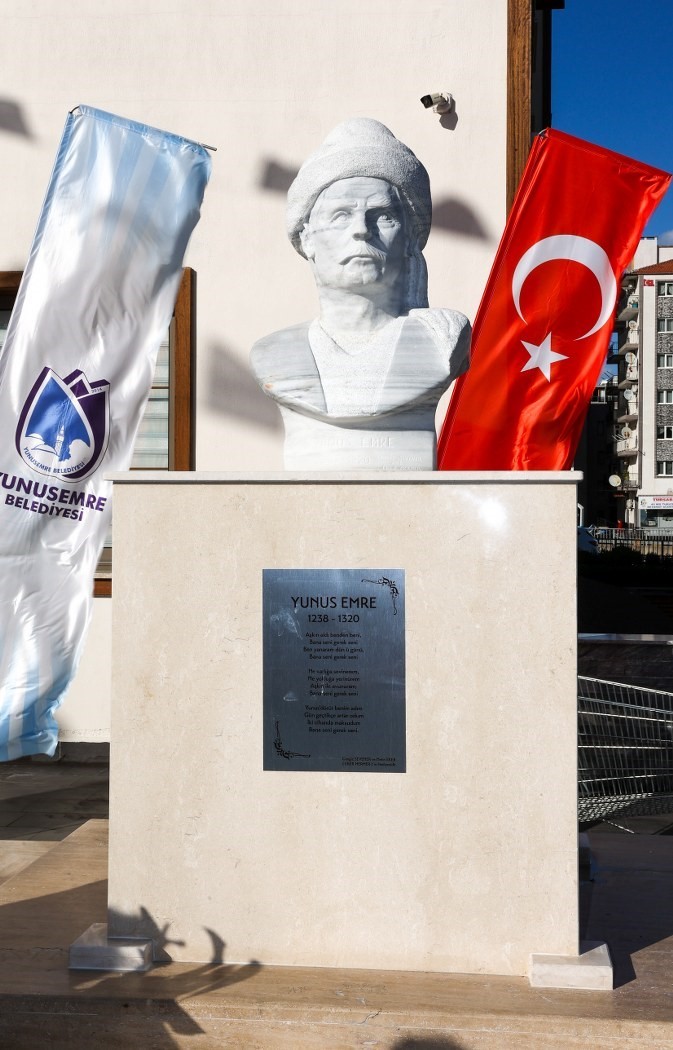 Öğretmeninin hediyesini meydana dikti
