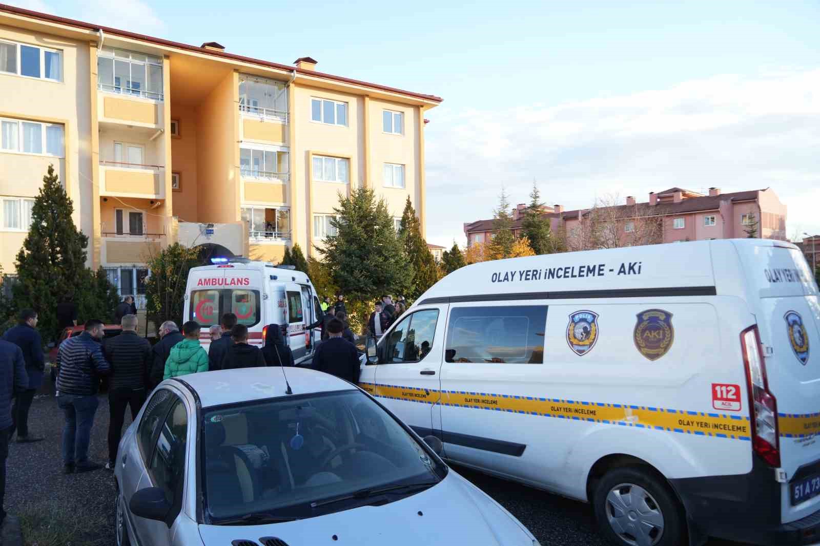 Niğde&rsquo;de bir evde 2 kişinin cansız bedeni bulundu
