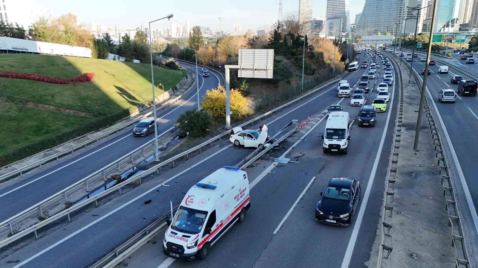 Ataşehir’de kontrolden çıkan otomobil refüje çarptı: 1 yaralı
