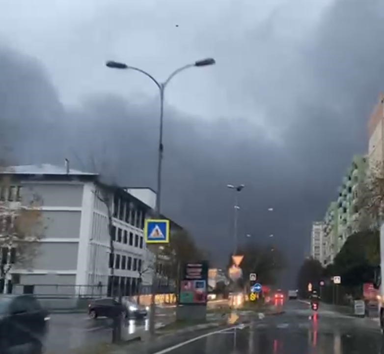 Beylikdüzü’nde 5 saattir devam eden yangın söndürülemedi