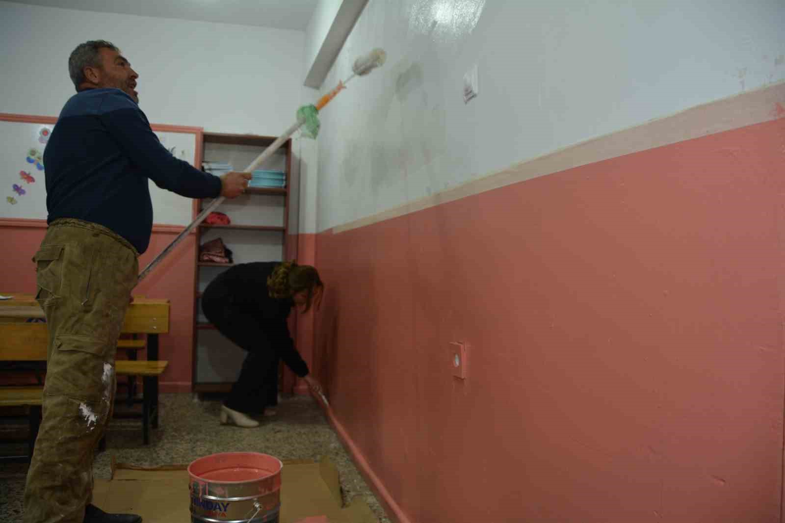 Fedakar &ouml;ğretmenlerden g&ouml;n&uuml;llere dokunan eğitim
