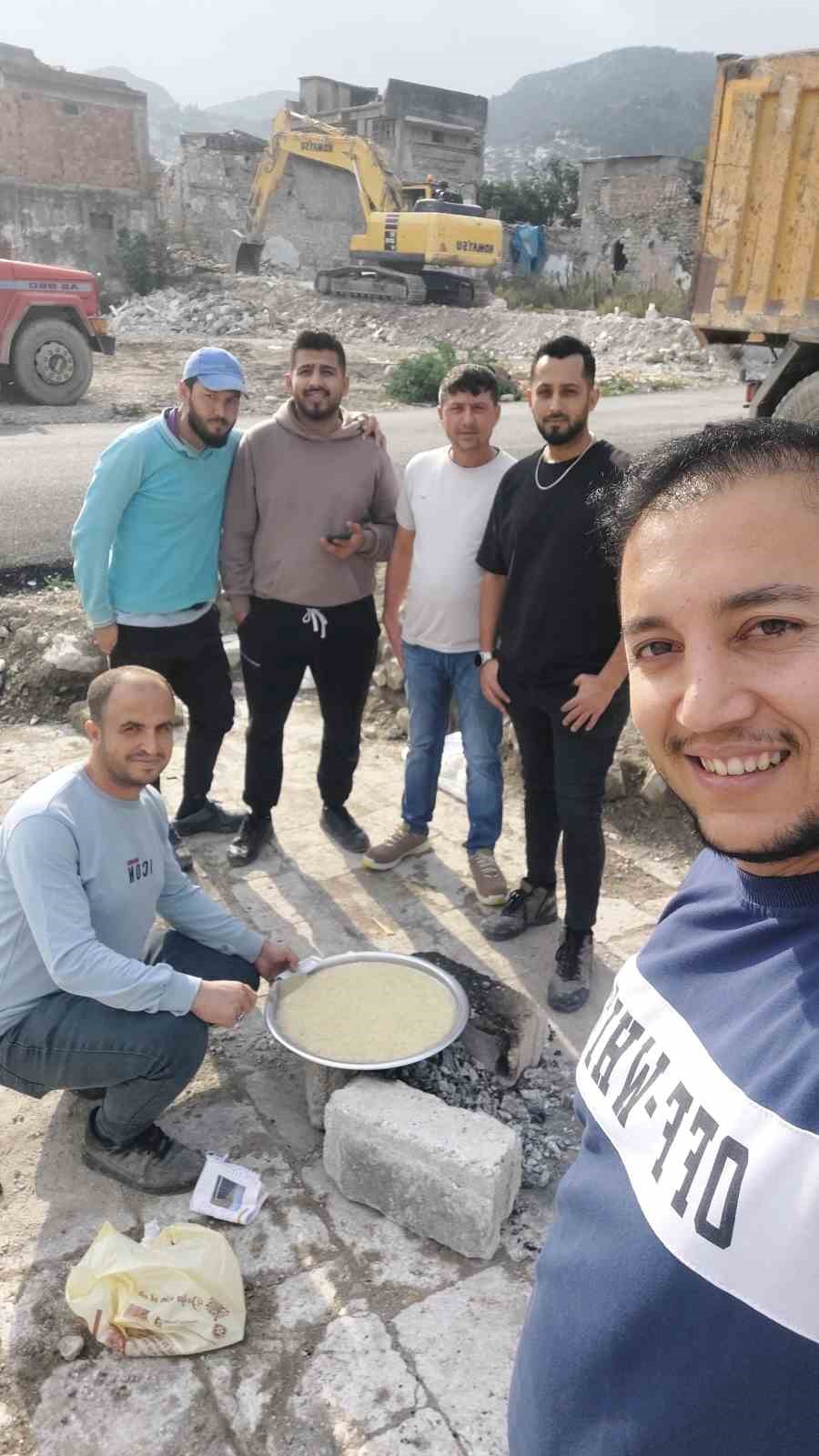 Kepçenin kovasında künefe çeviren operatörün o anları ilgi odağı oldu
