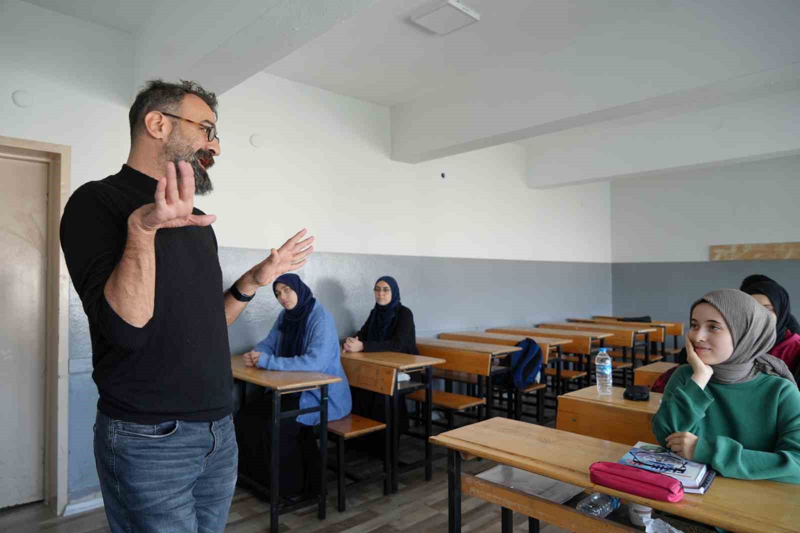 Serebral palsi hastası öğretmen 22 yıldır öğrencilerine ’rehber’ oluyor