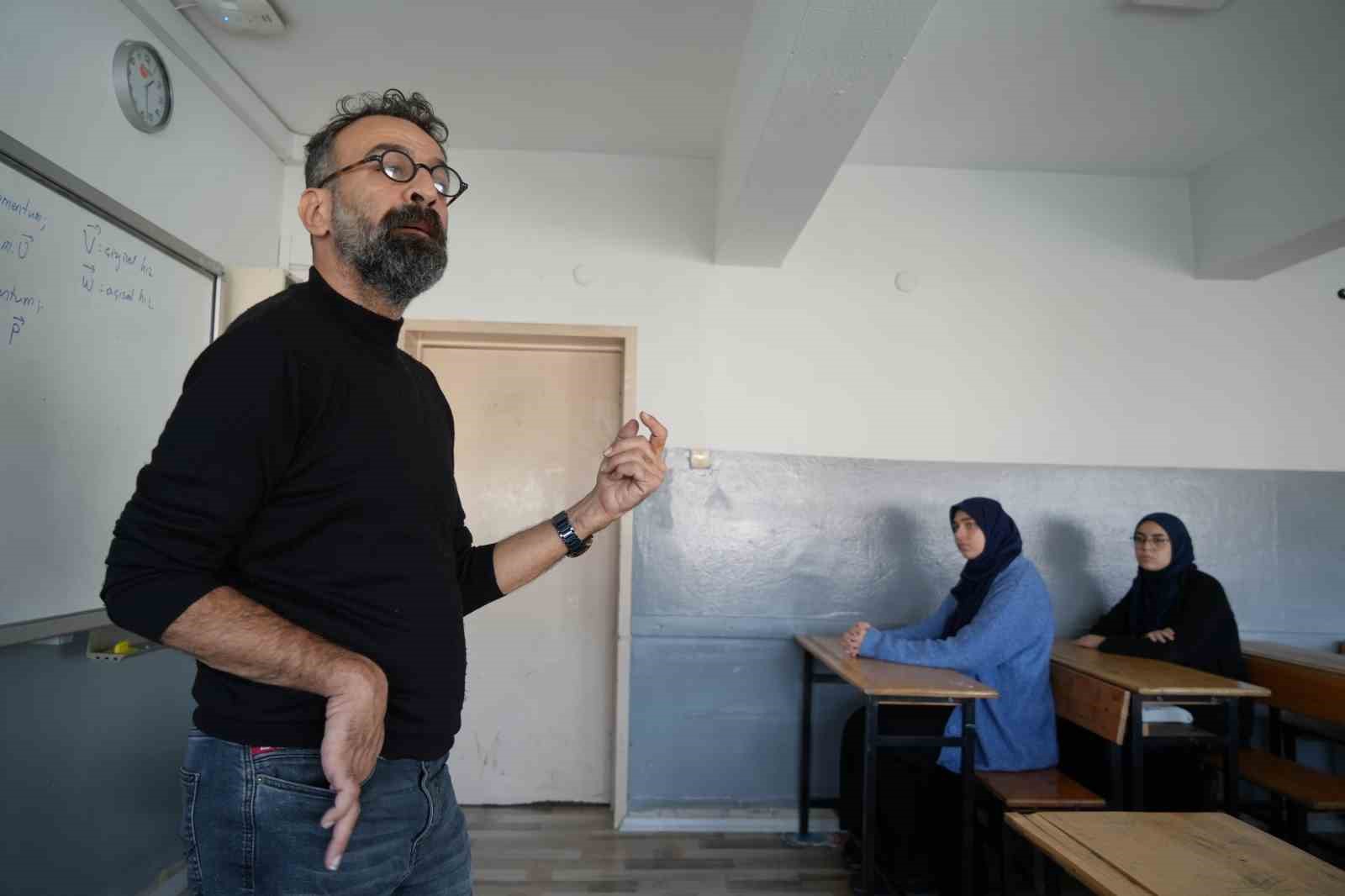 Serebral palsi hastası öğretmen 22 yıldır öğrencilerine ’rehber’ oluyor
