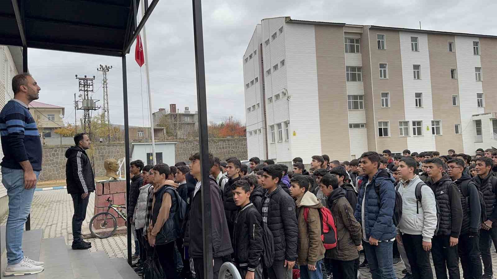 Depremzede &ouml;ğretmenin eğitim azmi
