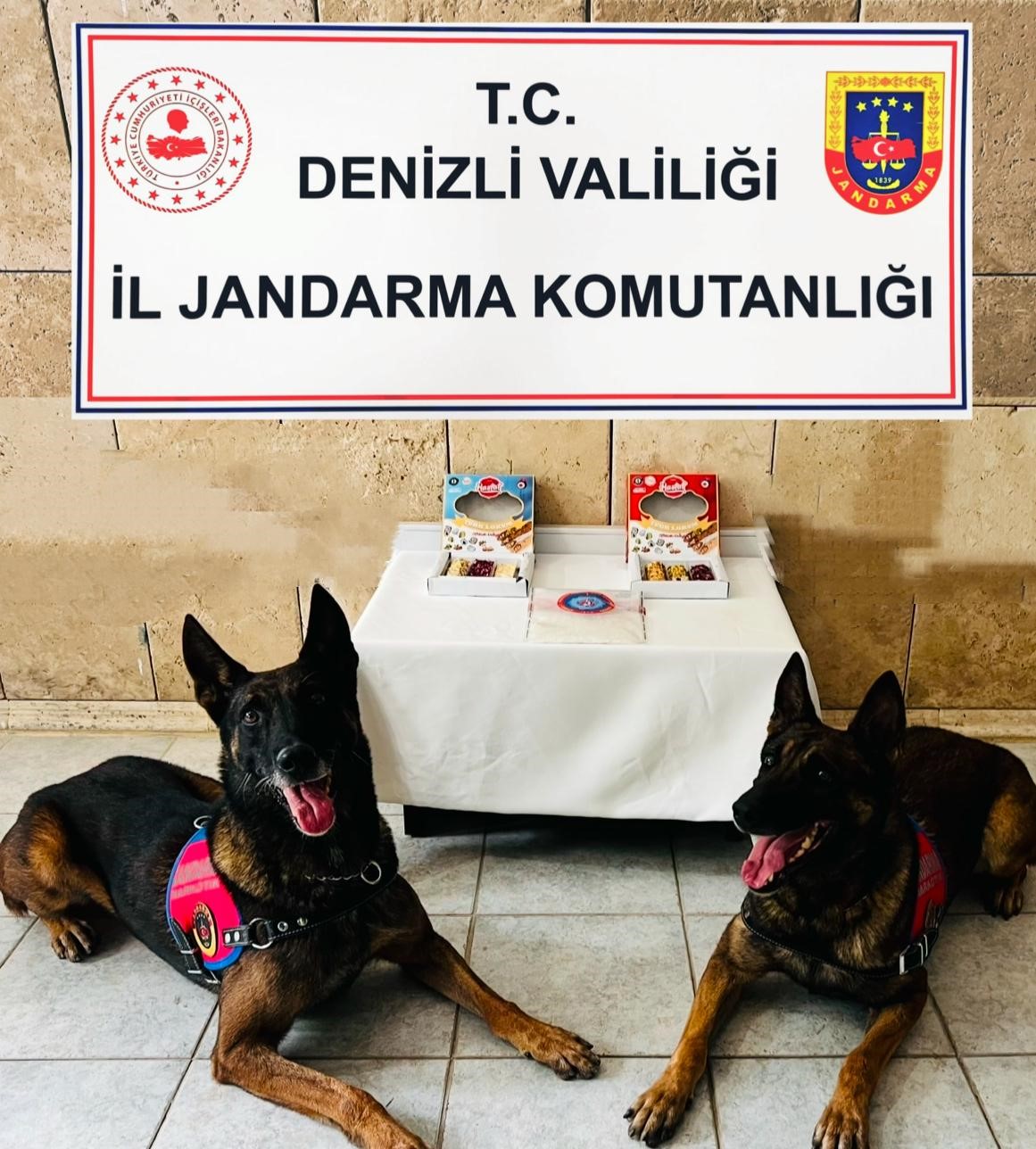 Kuryenin taşıdığı şekerleme paketinden uyuşturucu &ccedil;ıktı
