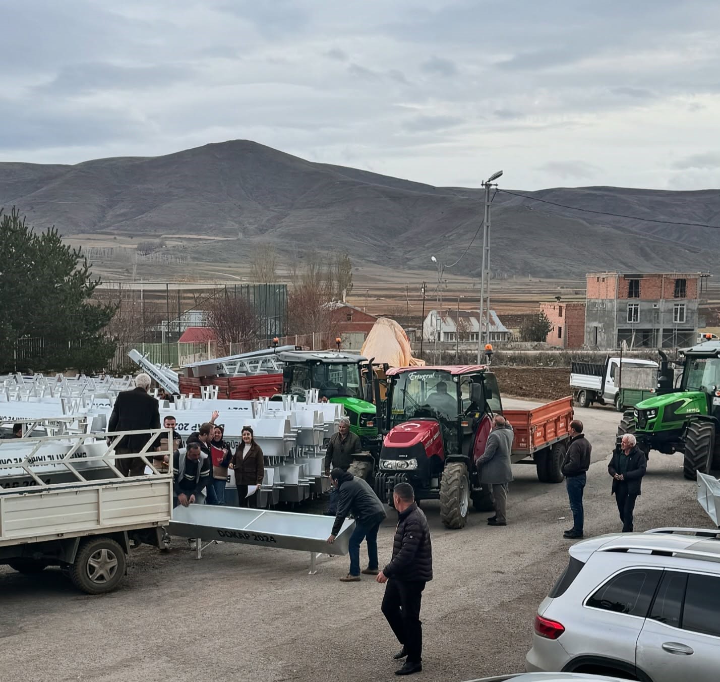 Demirözü’nde çiftçiye dağıtılan 200 sıvatla birlikte Bayburt’ta toplam bin 550 sıvat dağıtımı gerçekleşti