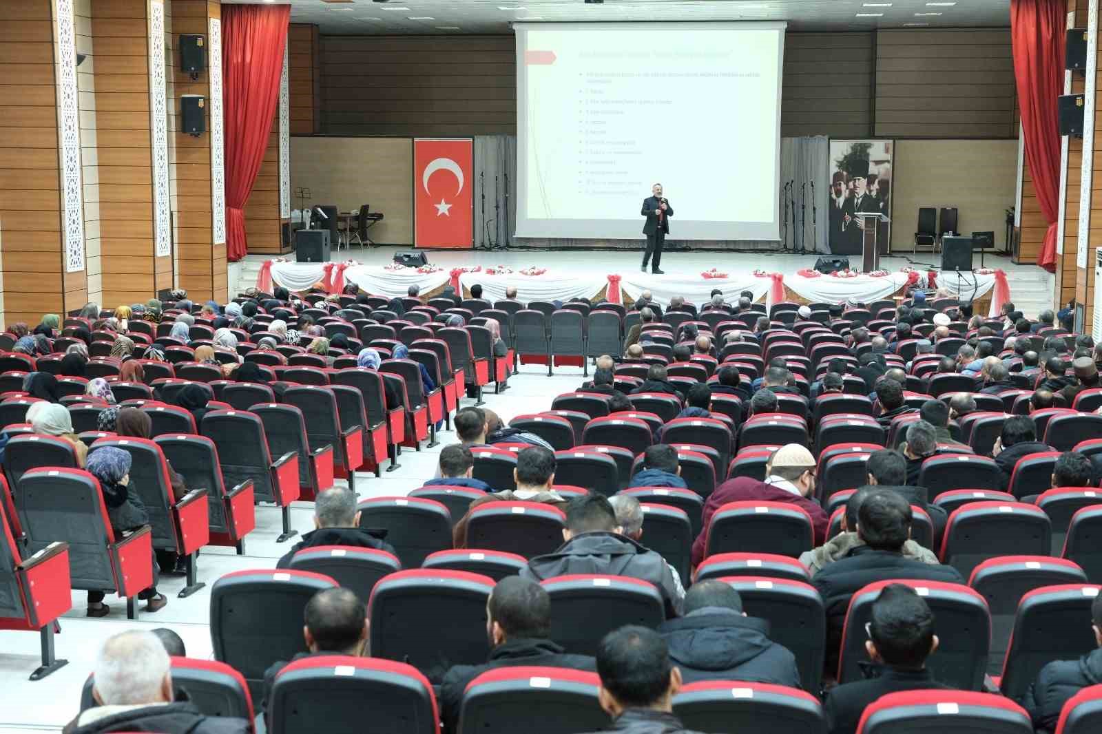 &quot;Değerleriyle Güçlü Ailem&quot; konulu konferans verildi