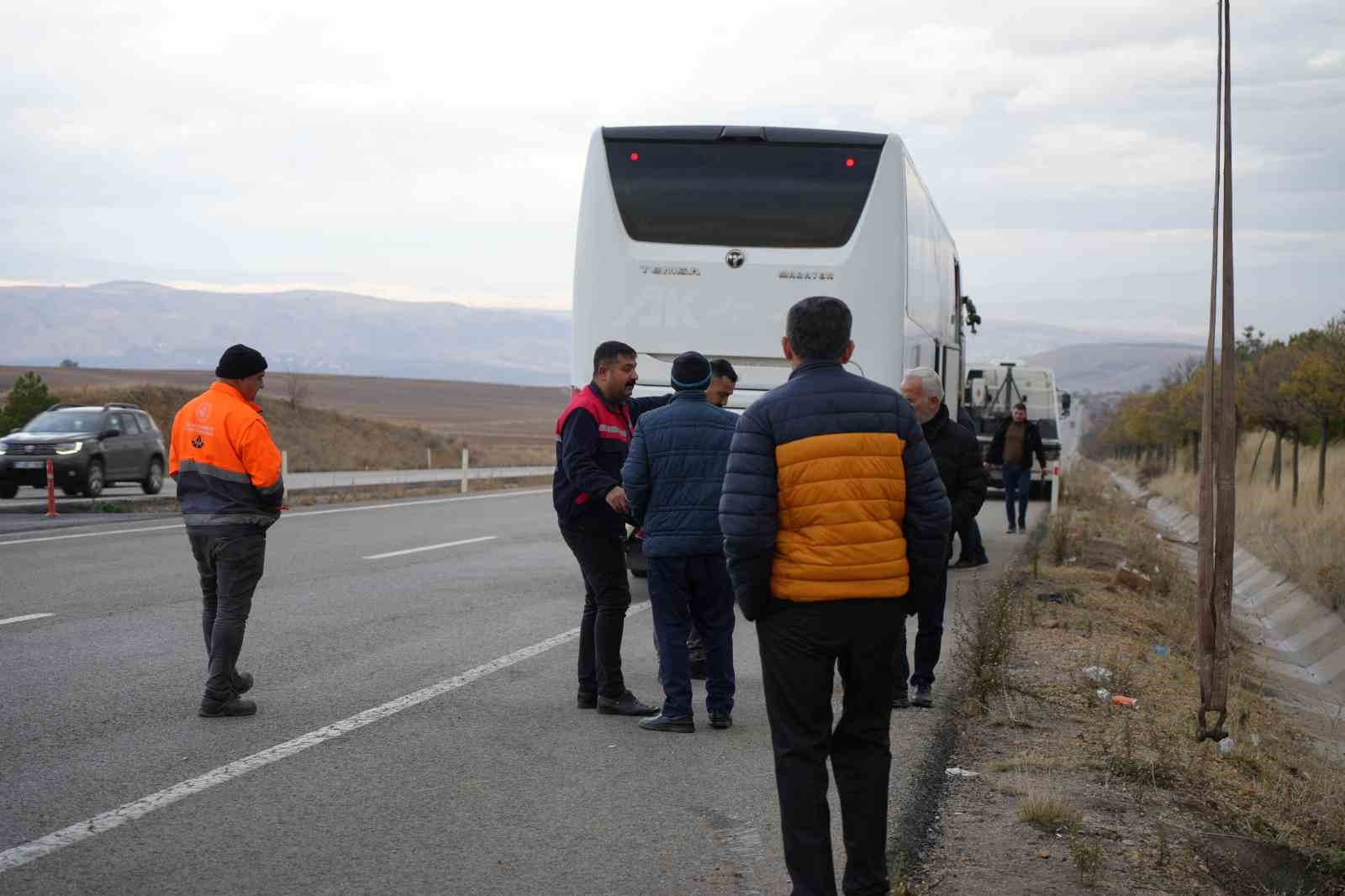 Kırıkkale’de otobüs yan yattı: 30 kişi yara almadan kurtuldu
