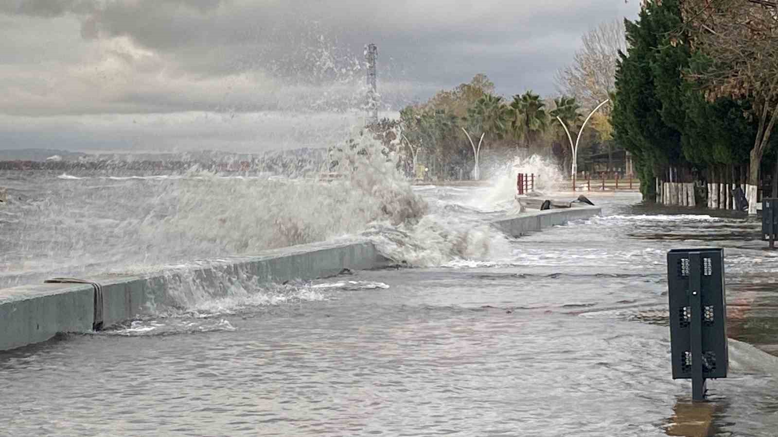 Kocaeli’de deniz taşarken 2 tekne battı, ağaçlar ise yerlerinden söküldü