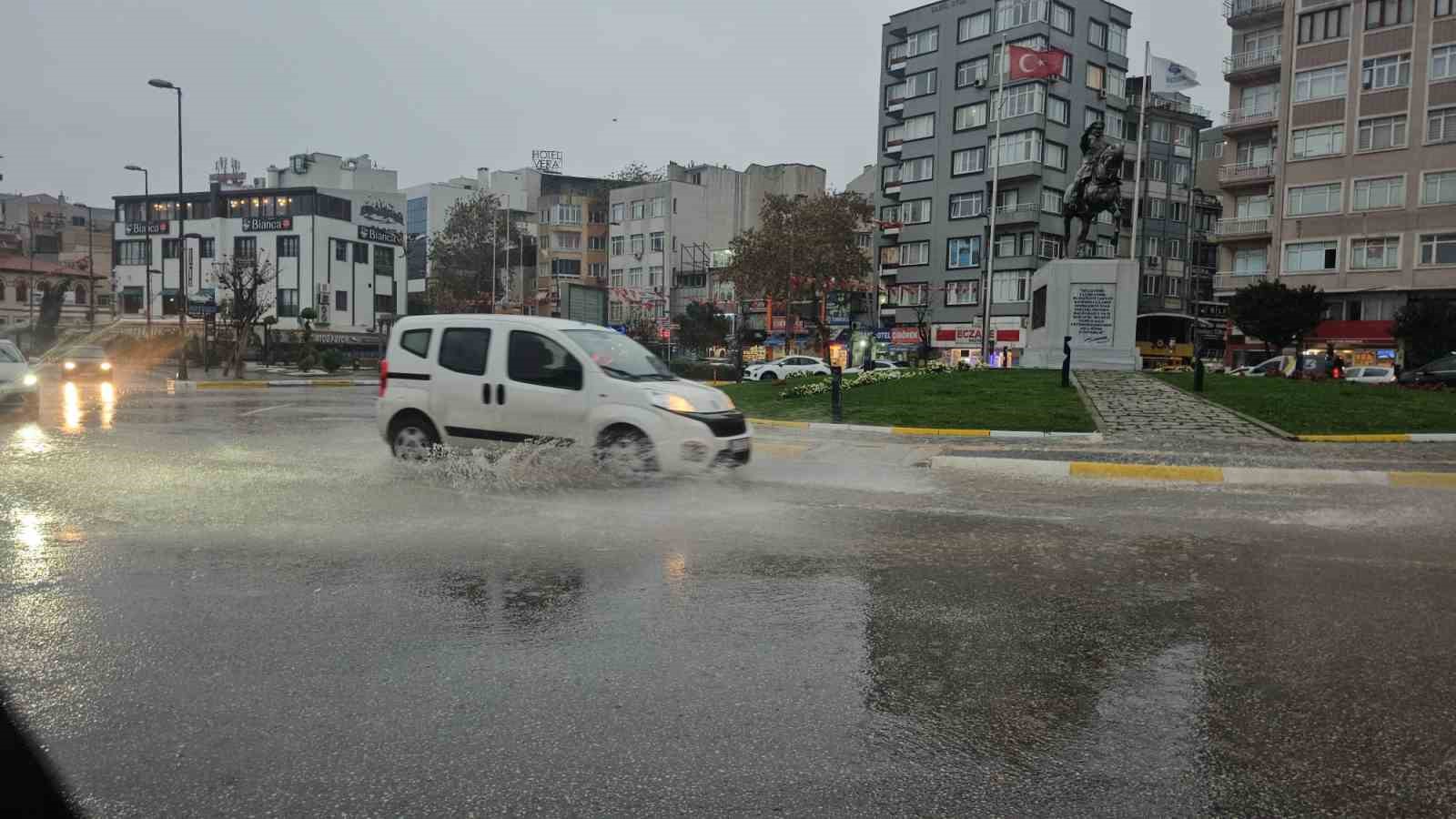 Bandırma’da sağanak yağış yolları göle çevirdi
