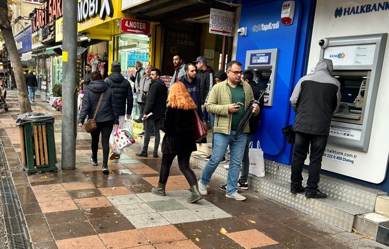 Sağanak yağmurdan korunmak isteyen vatandaşlar saklanacak yer aradı