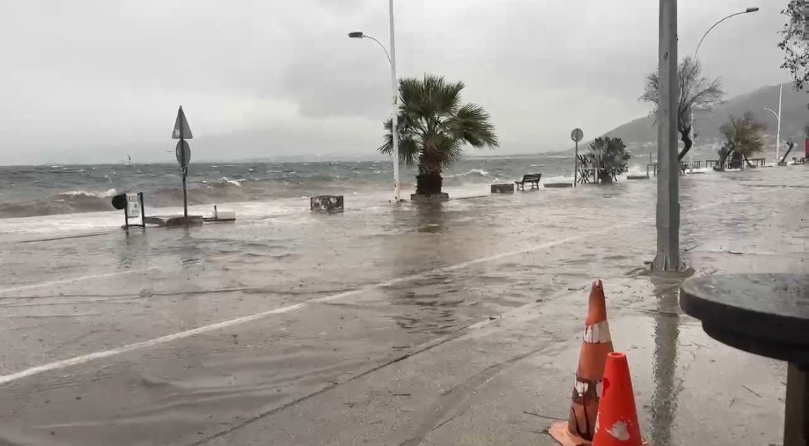 Bursa’da fırtına sahil kenarını vurdu, caddeler göle döndü
