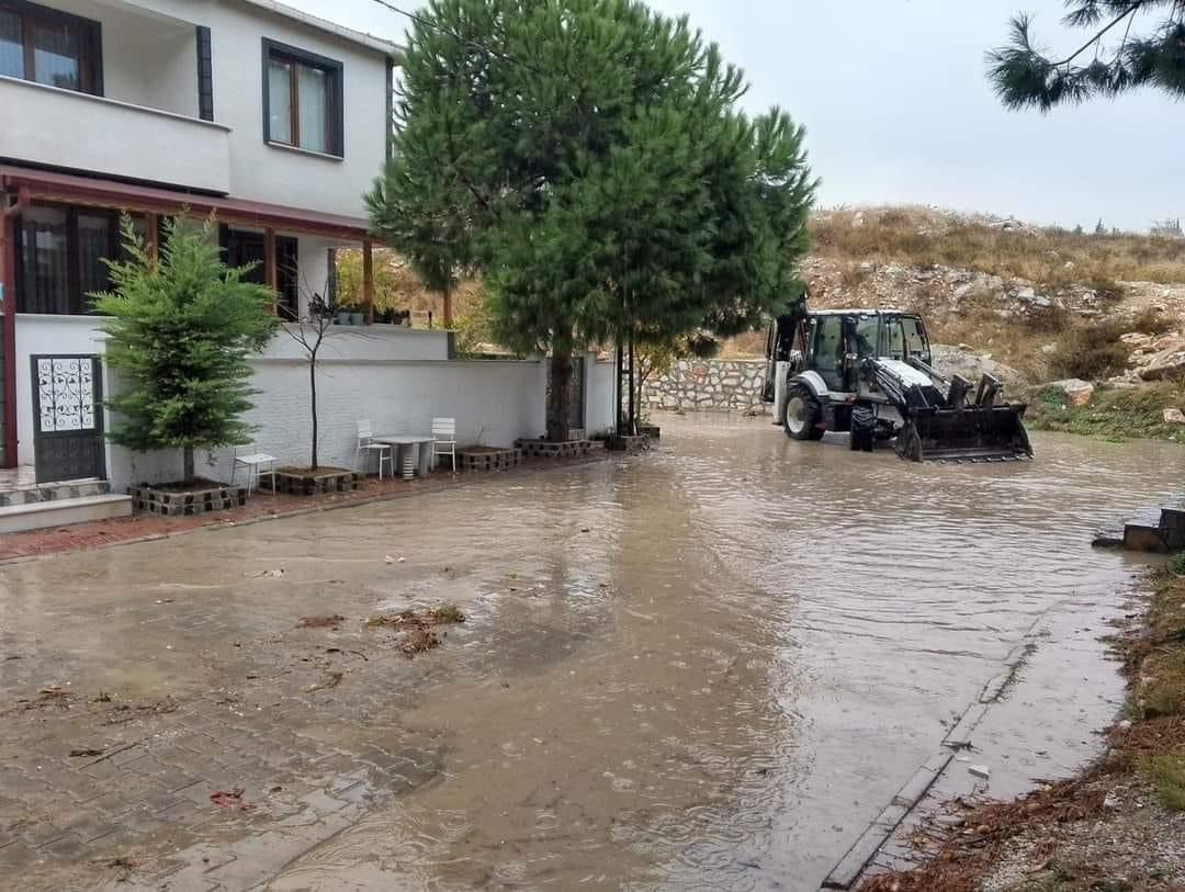 Marmara ve Avşa Adası’nda şiddetli sağanak yağış hayatı olumsuz etkiledi
