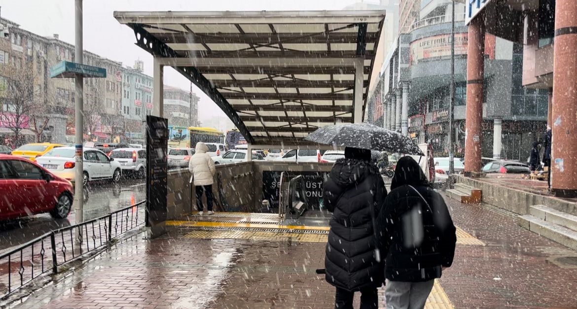 Bursa’da kent merkezi beyaza büründü
