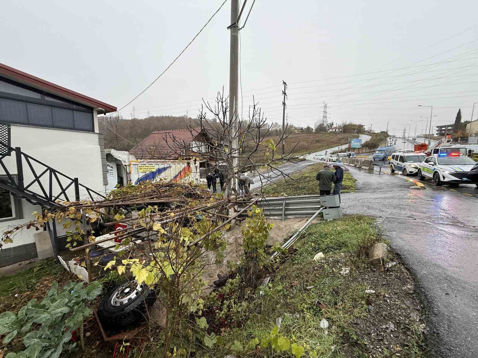 Sakarya’da faciadan dönüldü: Kamyon eve girdi
