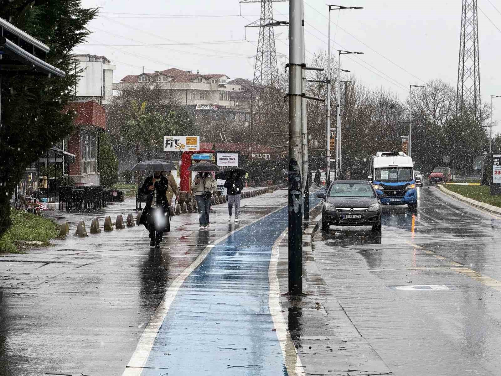 Sakarya’da lapa lapa kar yağışı