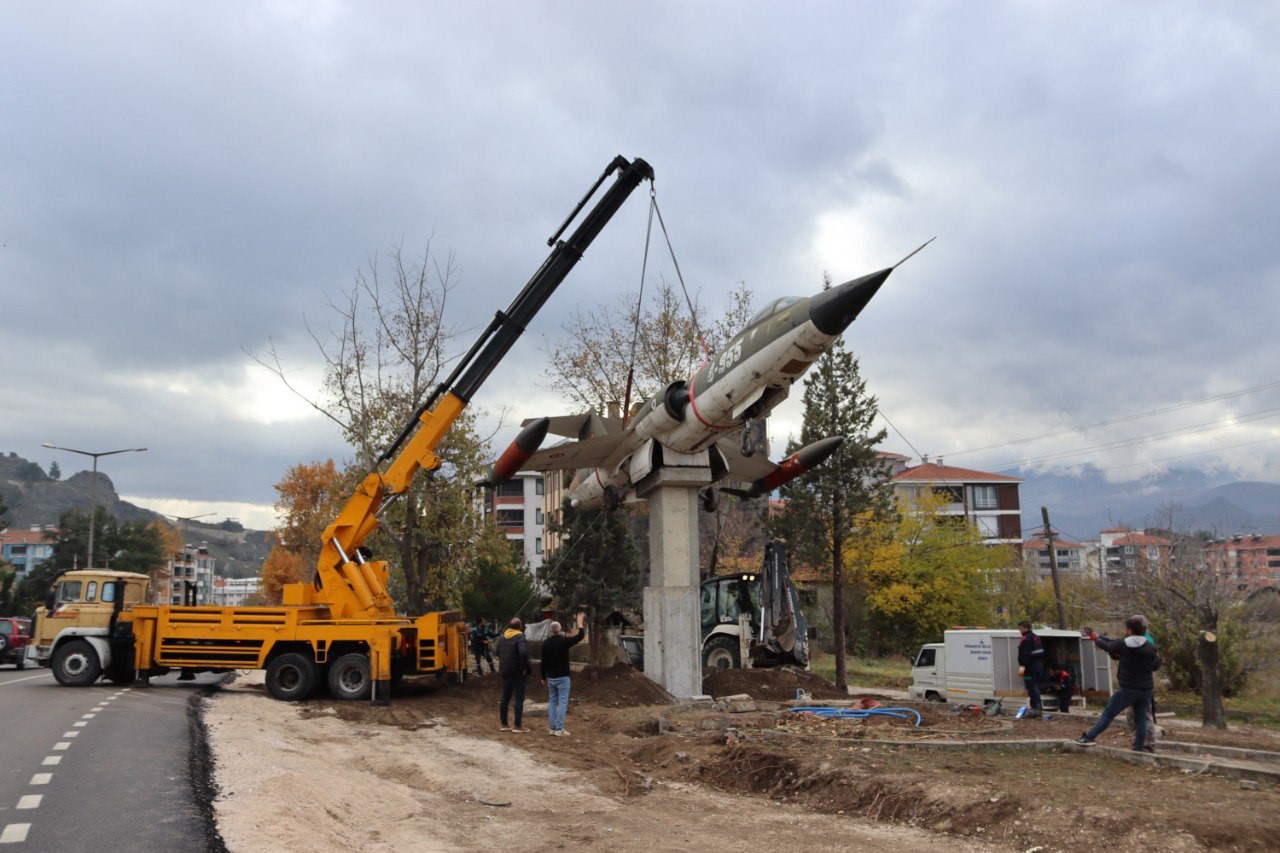 İlçenin simgesi haline gelen savaş uçağı yeni yerine taşındı
