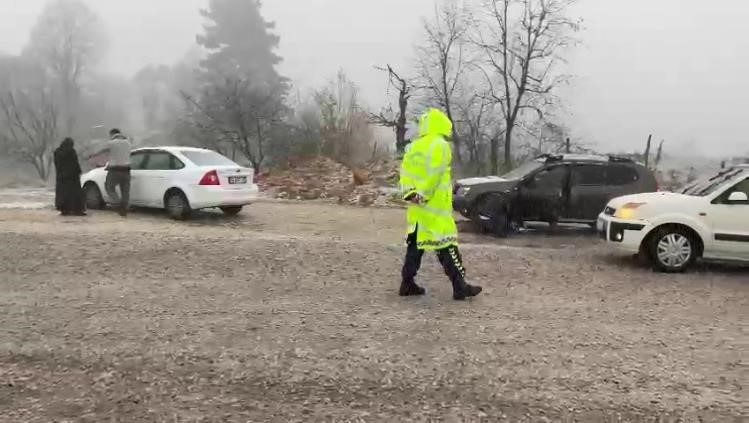 Bursa’da kar yağışıyla hayat durdu...İlçe yolları kapandı, ekipler açmaya çalışıyor