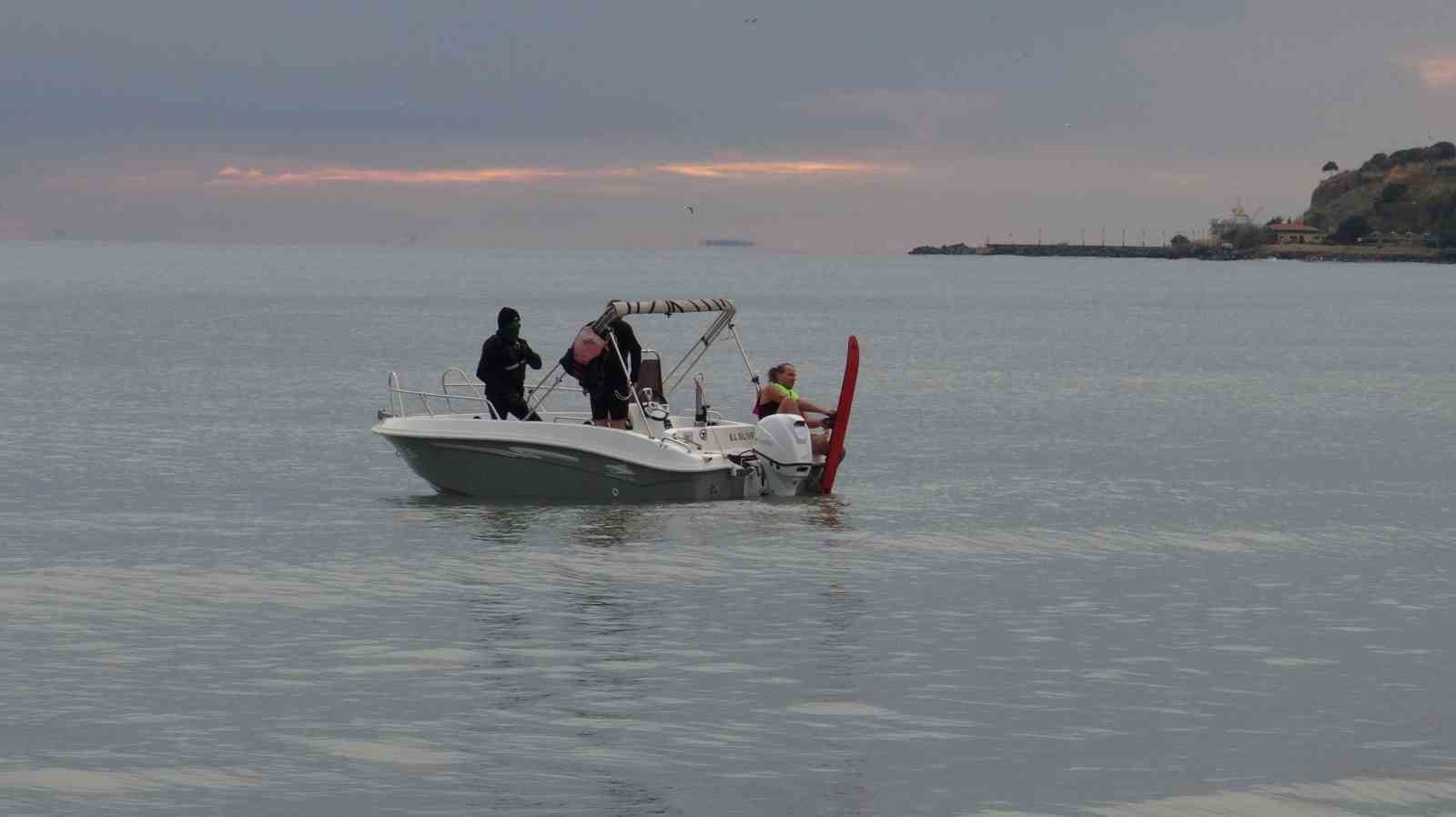 Silivri’de dondurucu havaya aldırmayıp su kayağı yaptılar: Onlara tüm aylar Temmuz
