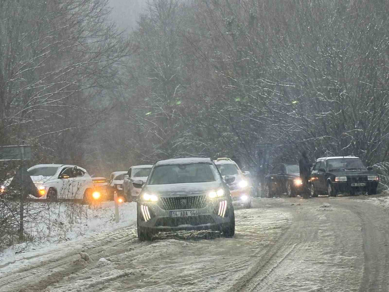 Kış lastiği takmayan sürücüler yolda kaldı
