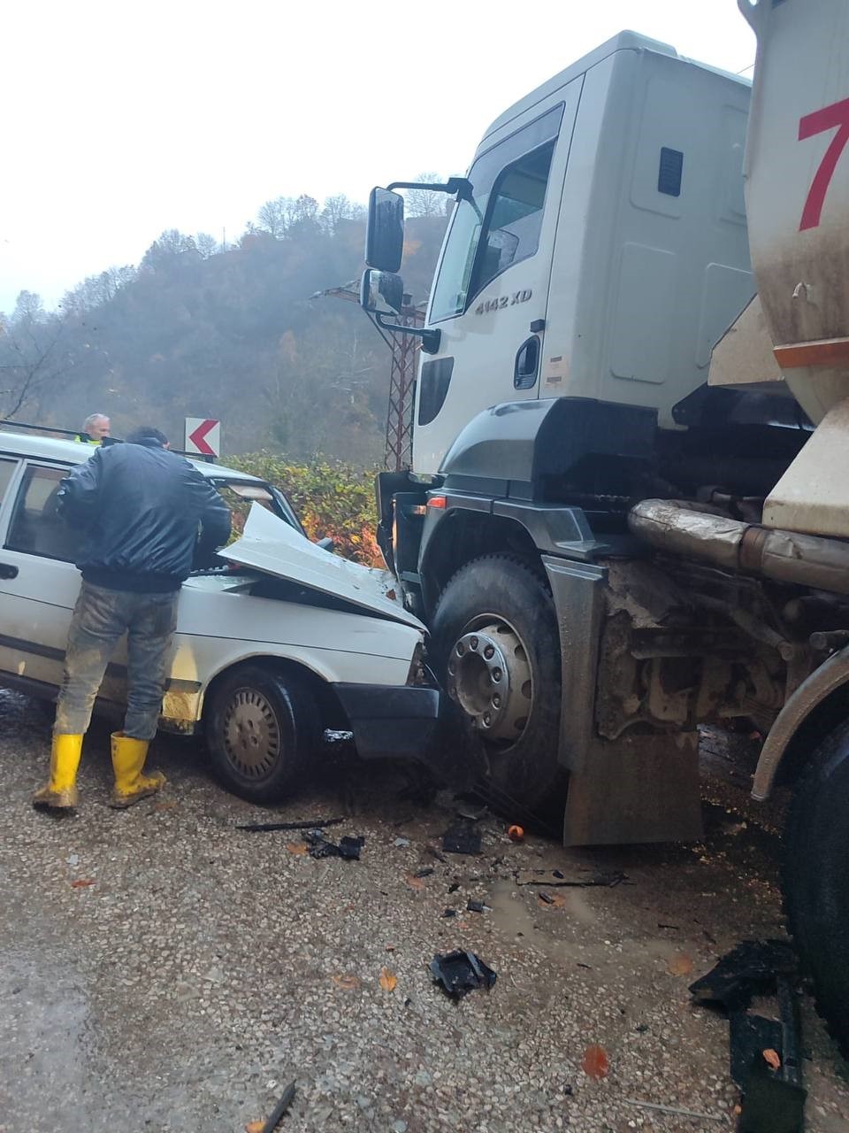 Sinop’ta otomobil ile kamyon kafa kafaya çarpıştı: 1 yaralı
