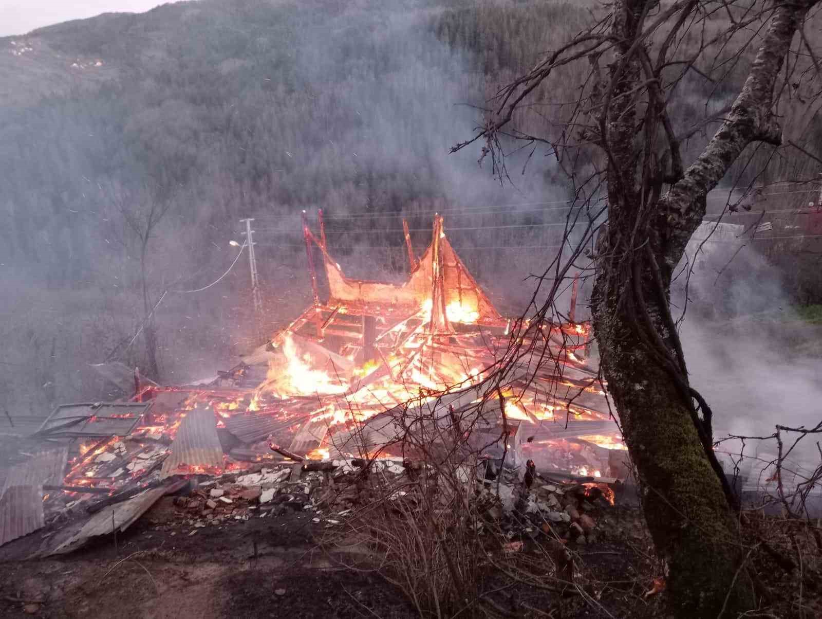 Kastamonu’da alevlere teslim olan ev kullanılmaz hale geldi