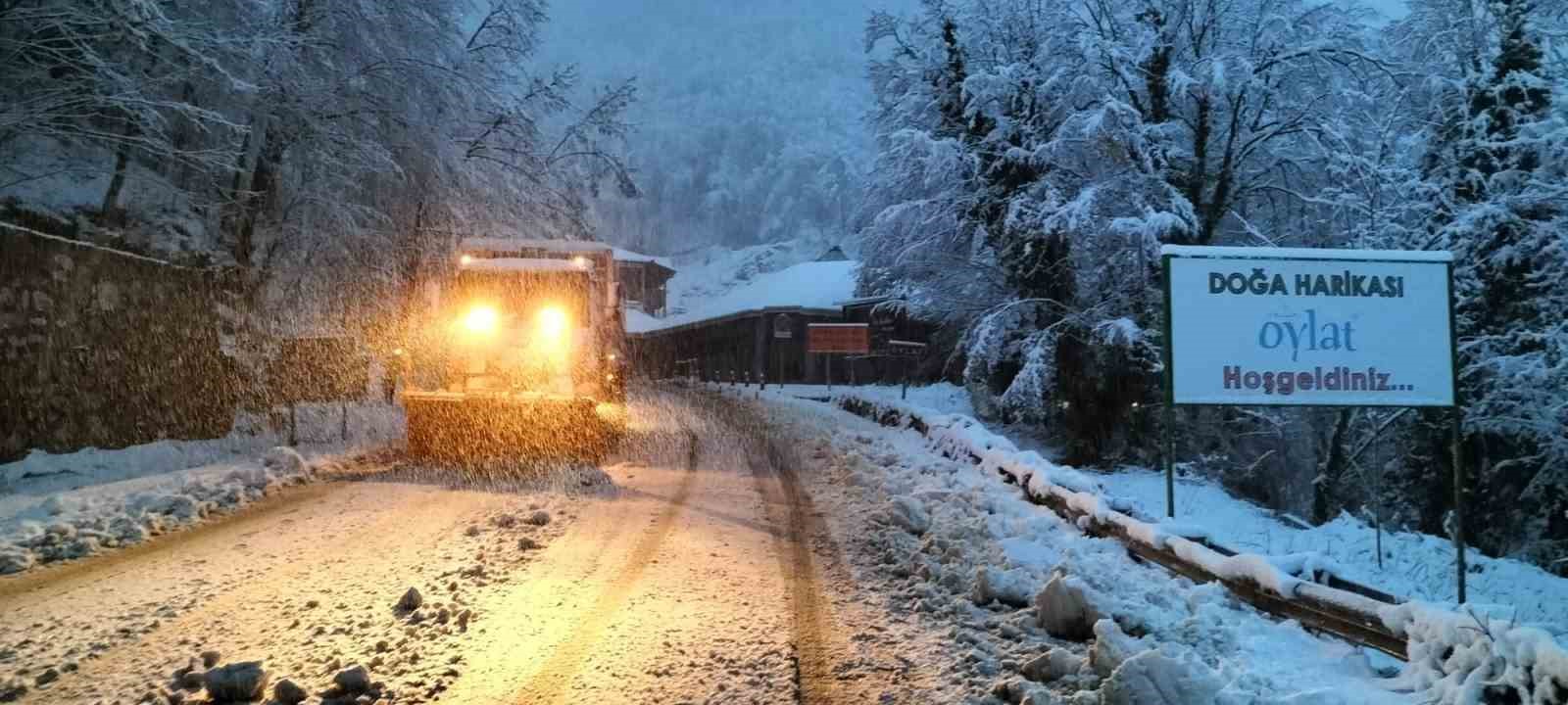 Bursa Büyükşehir, karla mücadele çalışmalarını sürdürüyor
