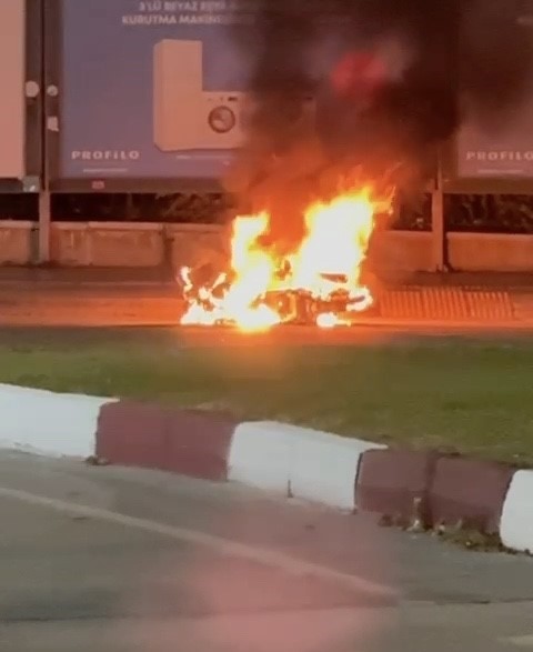 Polisin durdurduğu motosiklet sürücüsü, motosikletini ateşe verdi