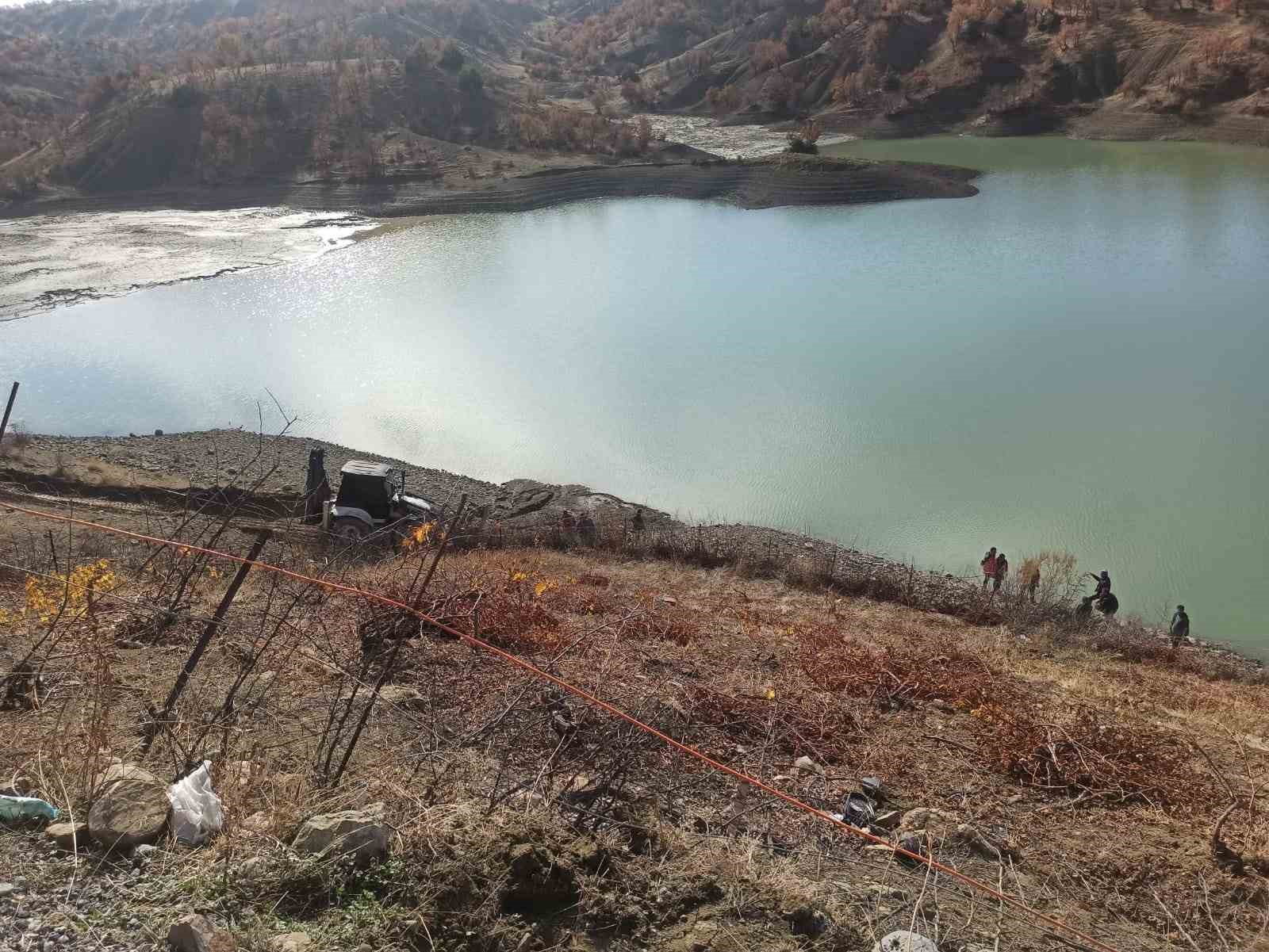 Diyarbakır’da sulama göletine düşen araç 2 saatlik çalışmayla kurtarıldı
