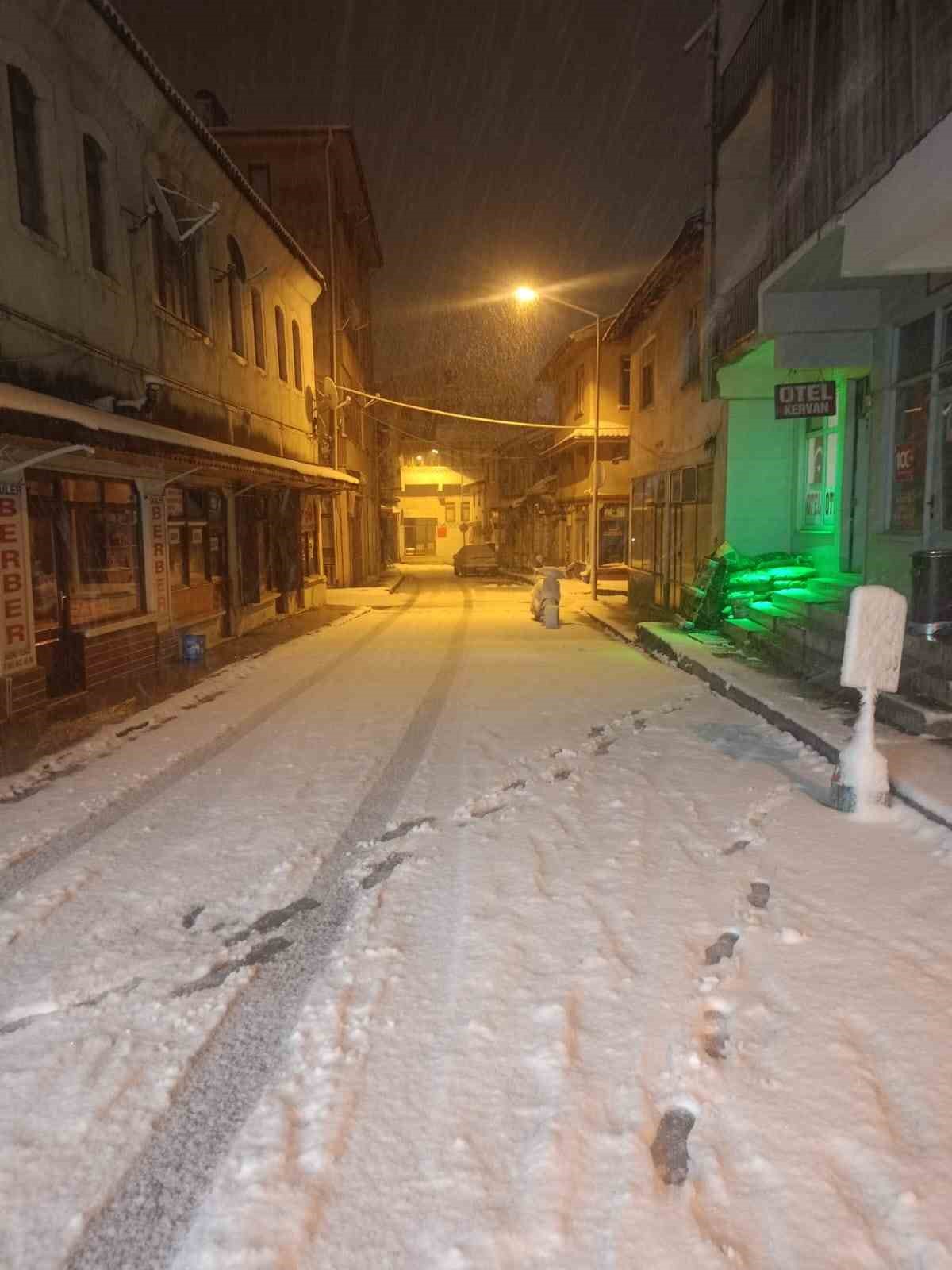 Karabük-Ankara karayolu kar yağışı nedeniyle ulaşıma kapandı
