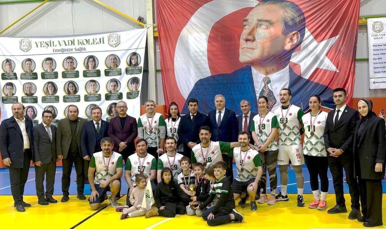 Voleybol turnuvasında &ouml;ğretmenler arasında kıyasıya m&uuml;cadele
