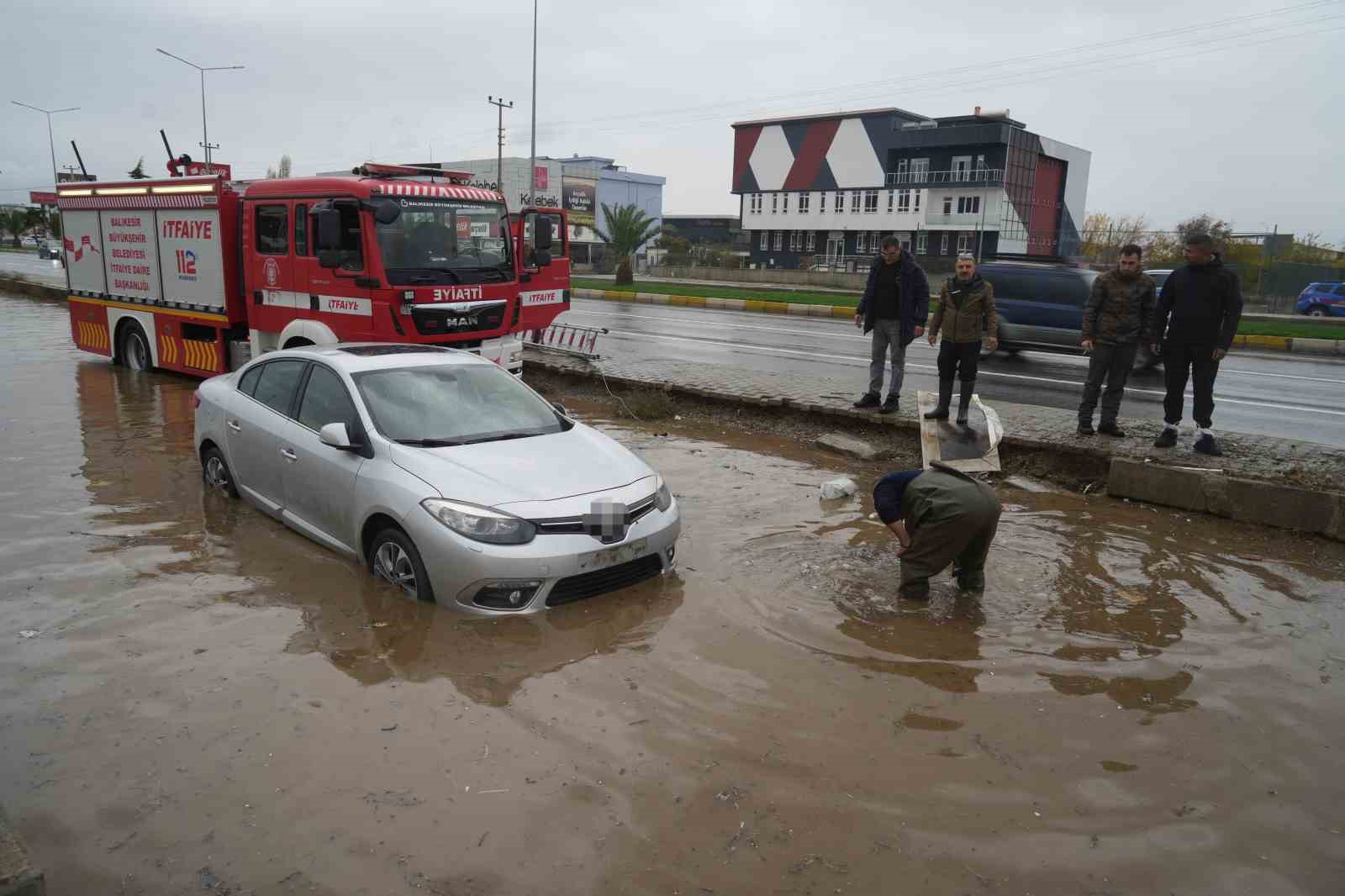Balıkesir&rsquo;de su baskınında aracı i&ccedil;inde mahsur kalan s&uuml;r&uuml;c&uuml;y&uuml; itfaiye kurtardı
