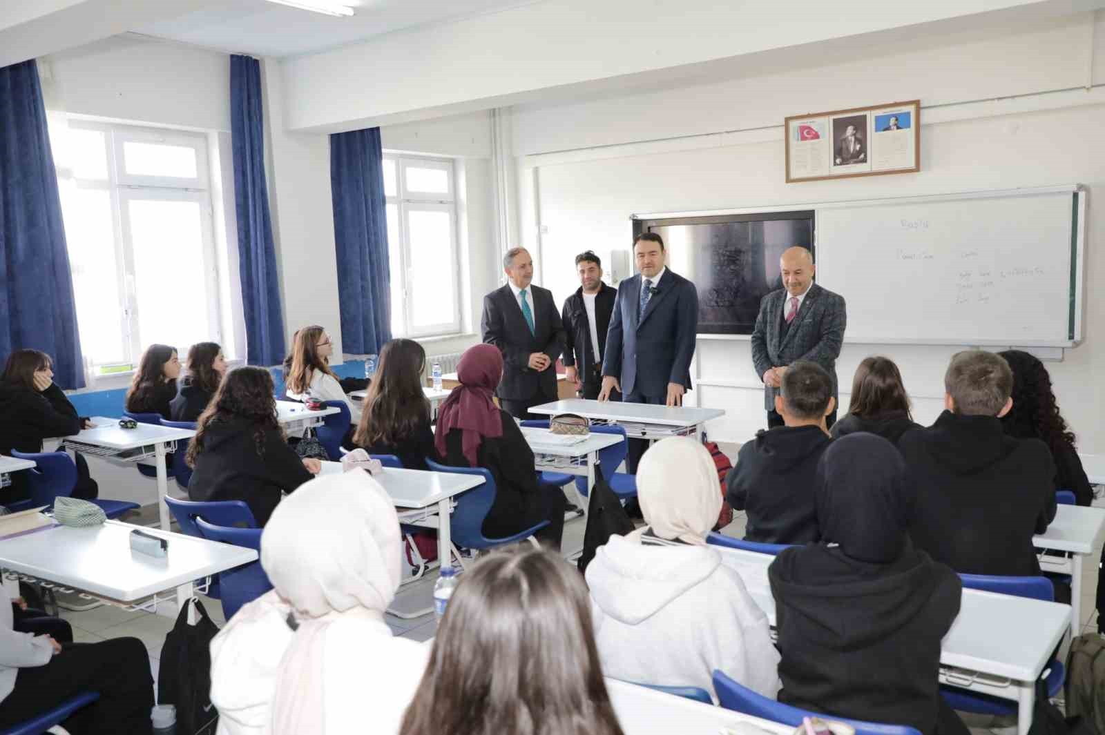 "&Ouml;ğretmenler, aynı zamanda &ccedil;ocukların hayatına y&ouml;n veren en değerli rehberlerdir"
