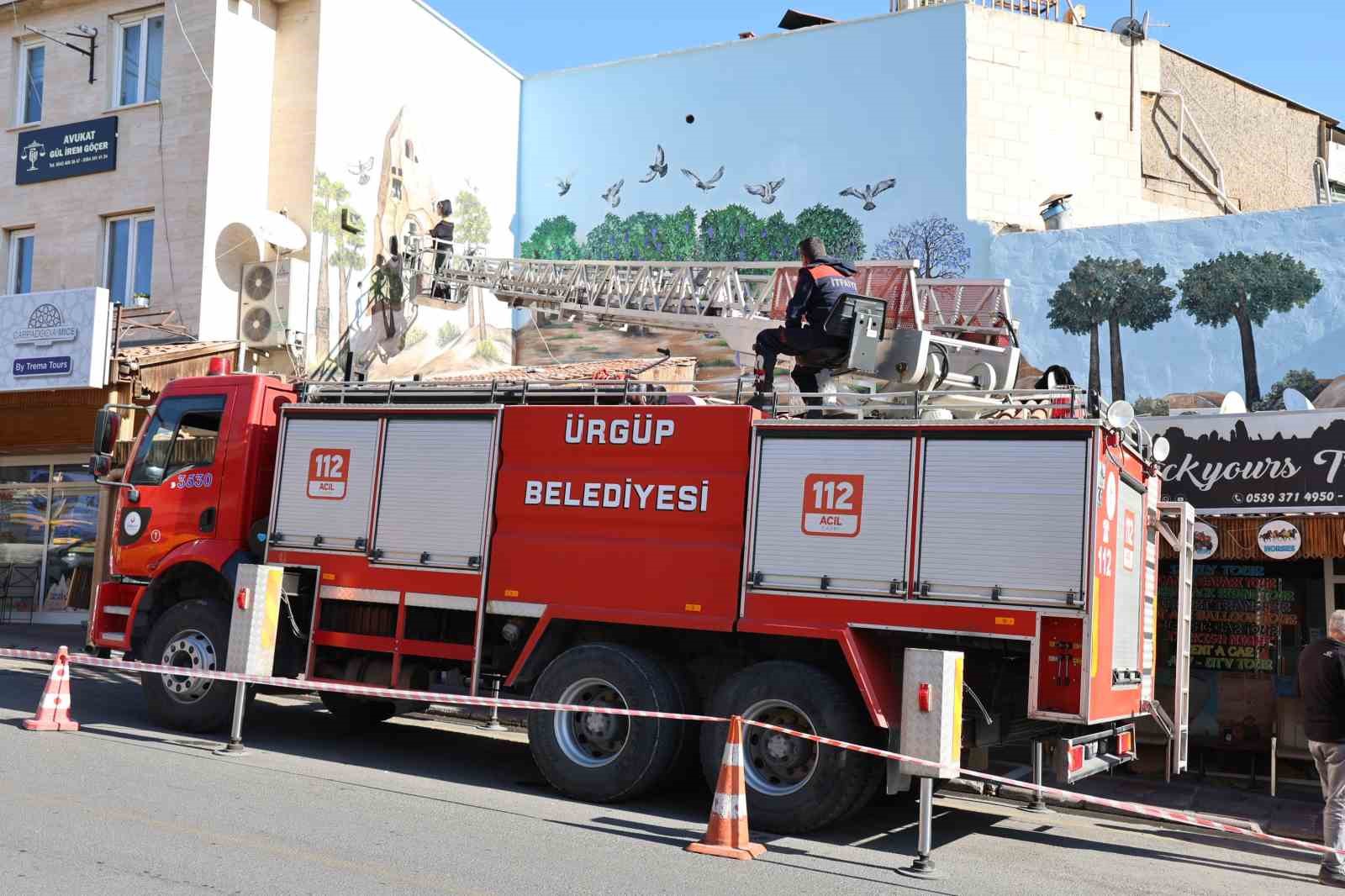 İtfaiye aracı &uuml;zerine &ccedil;izdiği resmi 21 g&uuml;nde tamamladı
