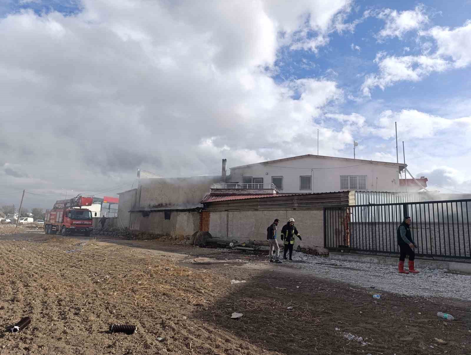 Akaryakıt istasyonunun bitişiğindeki depoda yangın &ccedil;ıktı
