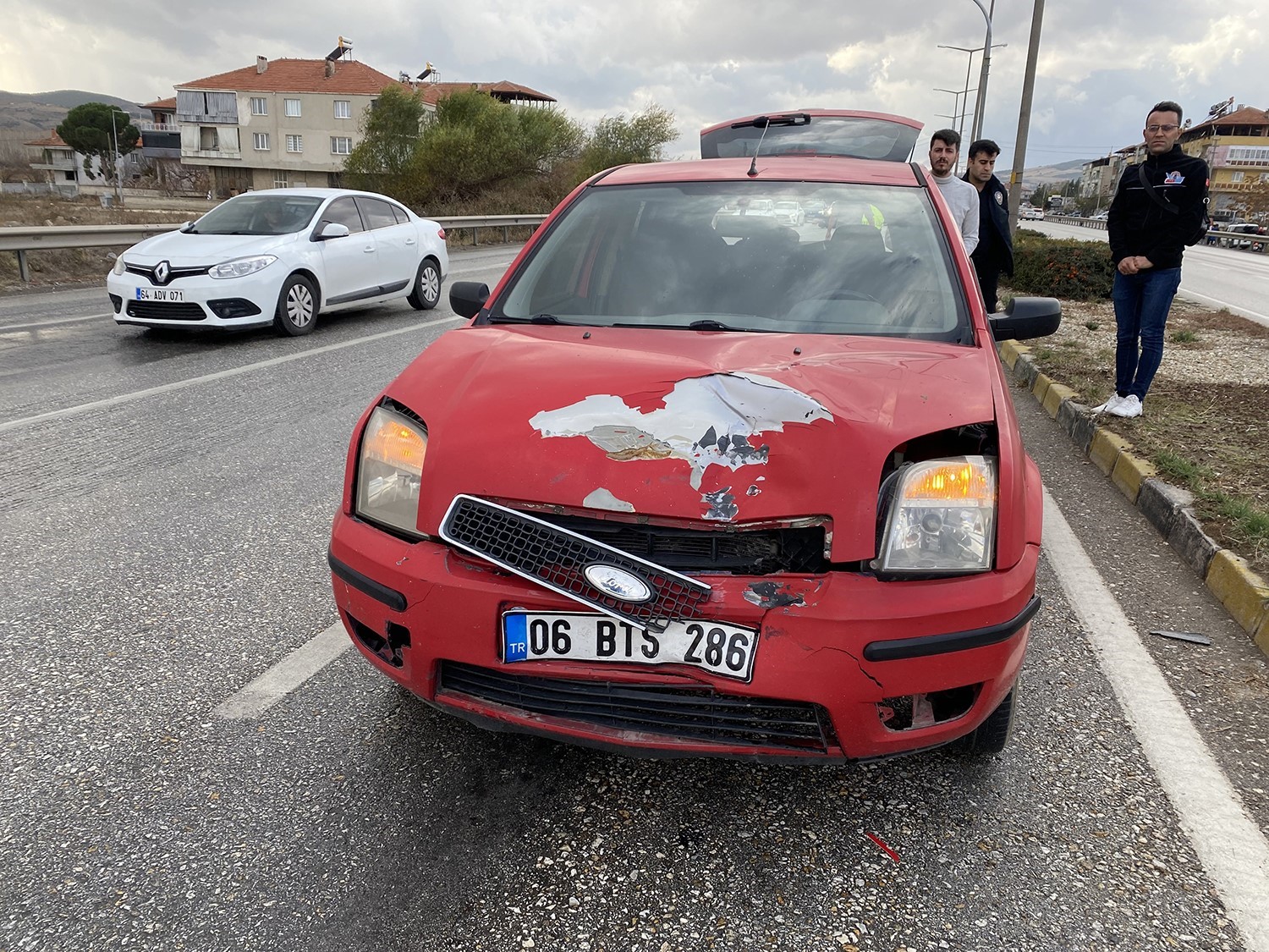 Otomobil &uuml;&ccedil; tekerlekli elektrikli bisiklete &ccedil;arptı: 1 ağır yaralı
