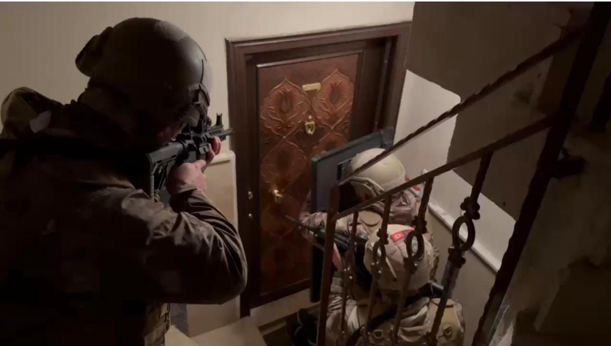 Balıkesir&rsquo;de polisin su&ccedil; &ouml;rg&uuml;t&uuml;ne y&ouml;nelik operasyonunda 15 kişi tutuklandı
