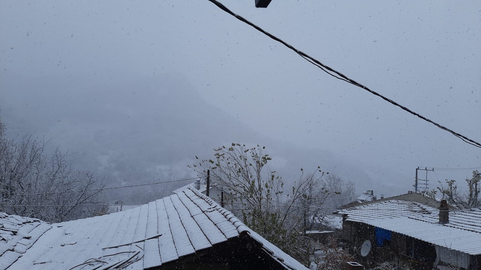 Balıkesir&rsquo;in Dursunbey il&ccedil;esine mevsimin ilk karı d&uuml;şt&uuml;
