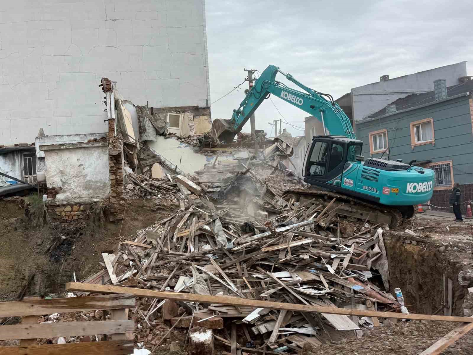 &Ccedil;anakkale&rsquo;de atıl vaziyetteki 2 katlı bina &ccedil;&ouml;kt&uuml;
